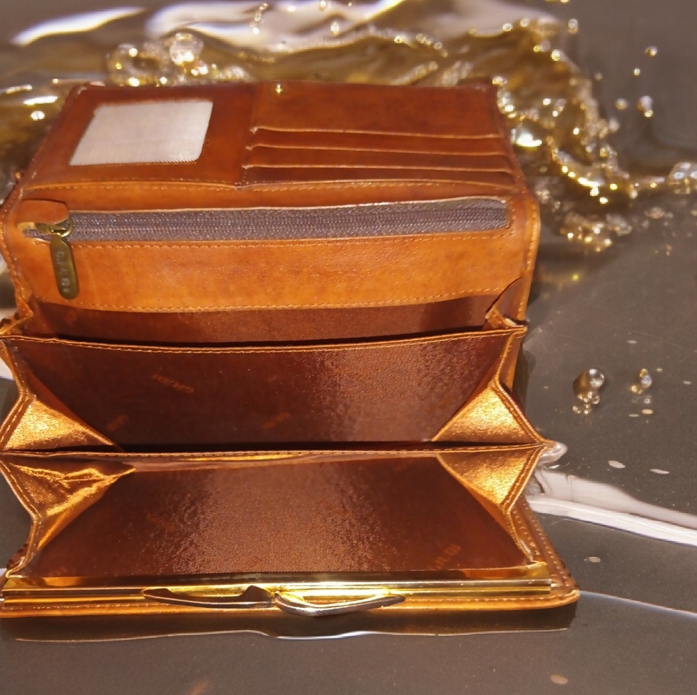 Authentic Italian made Giudi Wallet, look at her cognac leather color. EUC